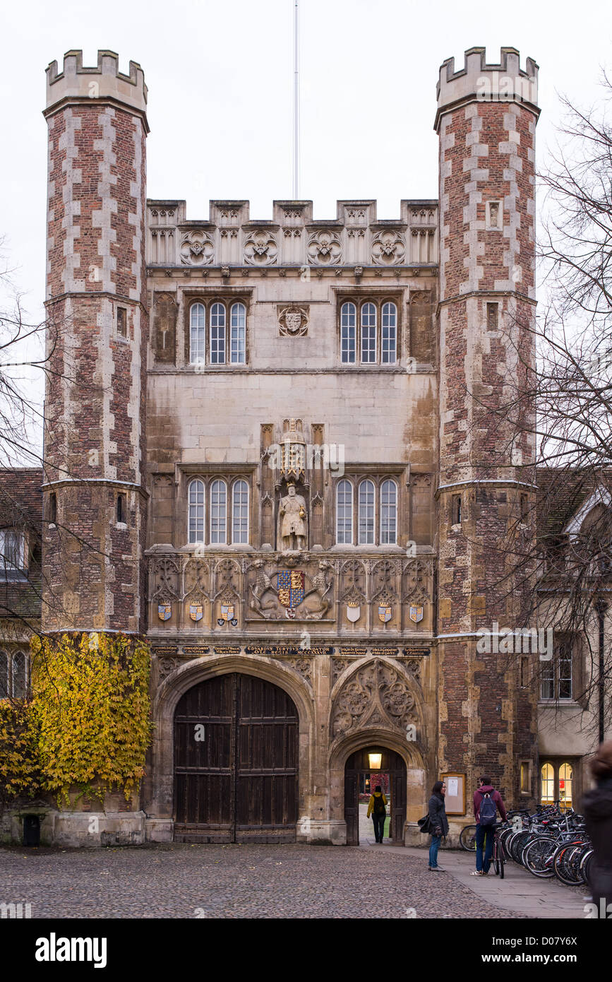 Vor dem Eingang am Trinity College der Universität Cambridge, England. Stockfoto