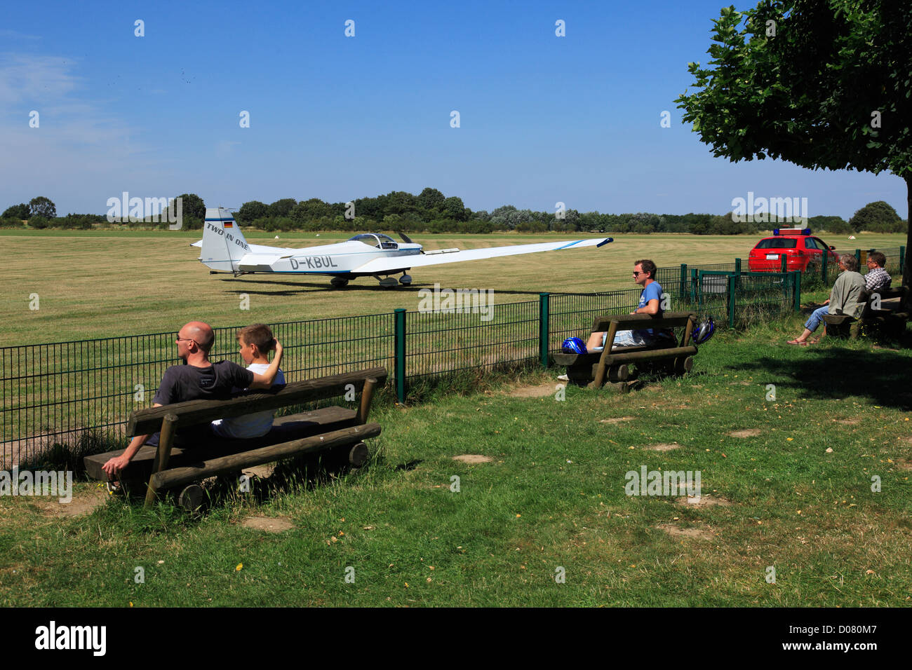 D-Krefeld, Rhein, Niederrhein, Rheinland, Nordrhein Westfalen, NRW, D-Krefeld-Traar, Flugplatz Krefeld-Egelsberg, Start-und Landebahn, Propeller-Flugzeug, Menschen, Besucher, Touristen Stockfoto