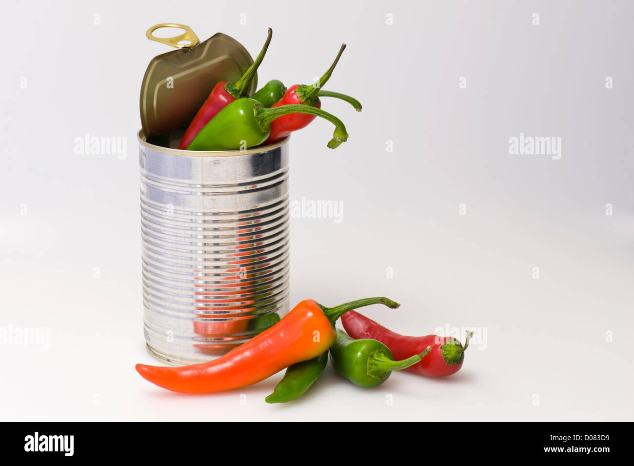 Dose mit Chilischoten Stockfoto