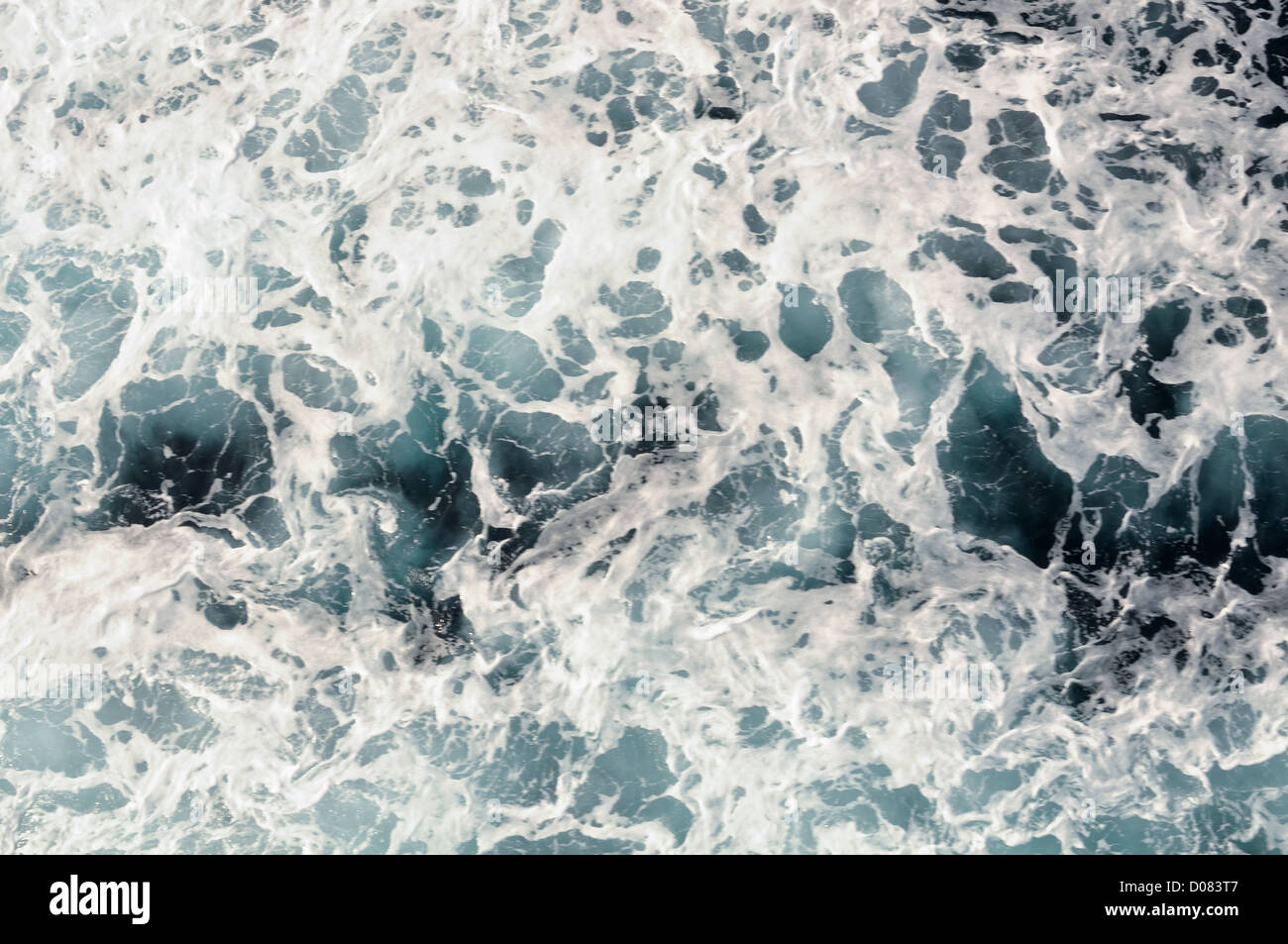 Wasser turbulent Sturm Aqua und weißen Hintergrund Stockfoto