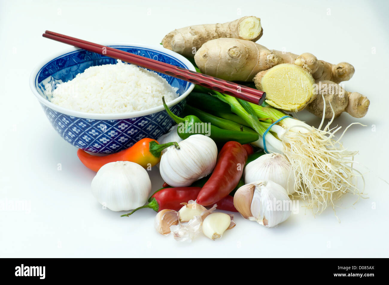 Reisschüssel und asiatischen Zutaten Stockfoto