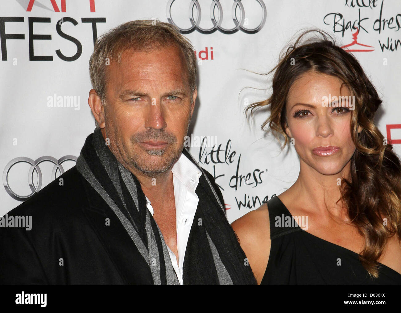 Kevin Costner und Frau Christine Baumgartner AFI Fest statt "The Company Men" screening in Grauman Chinese Theatre Stockfoto