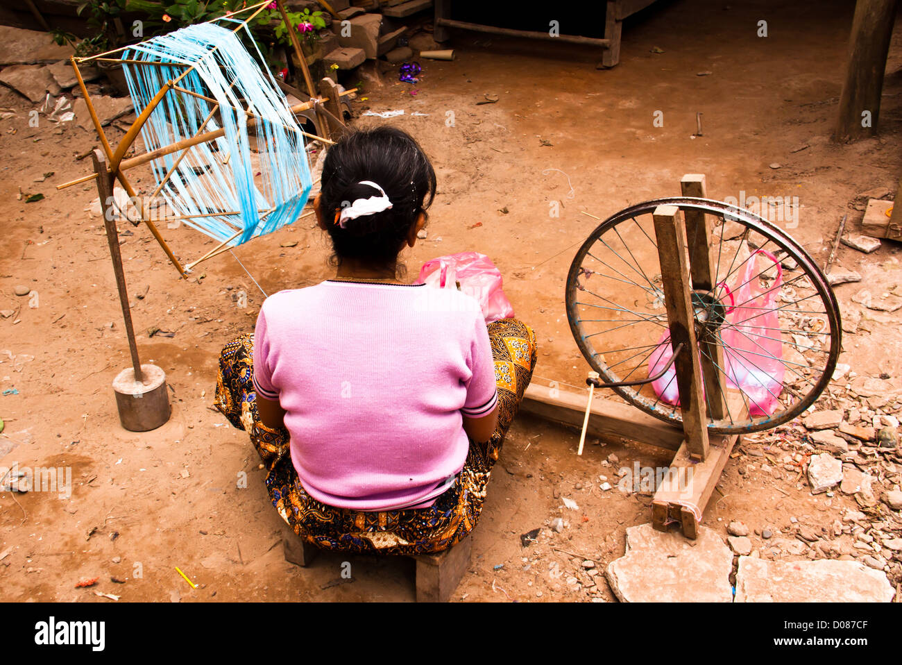 Frau auf dem großen oder zu Fuß-Rad drehen Stockfoto