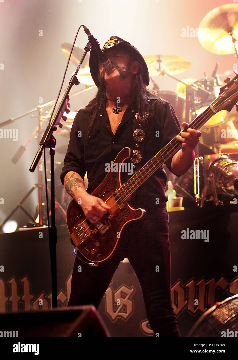 Lemmy Kilmister von Motörhead führt auf der Bühne im Manchester O2 Apollo Theatre "gehört ihre The World" Tour-Manchester, Stockfoto