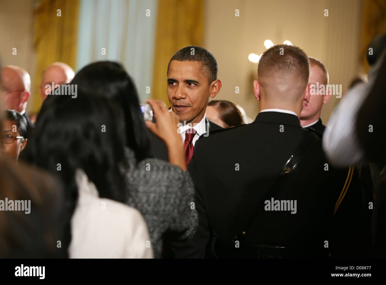 Präsident Barack Obama Auszeichnungen Staff Sergeant Salvatore Giunta US-Armee mit der Medaille Hor bei einer Zeremonie in Washington, Stockfoto