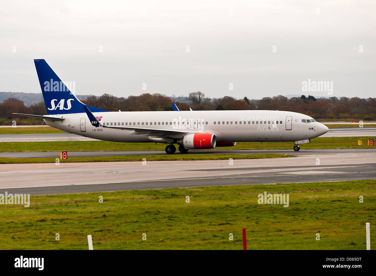 Scandinavian Airlines System SAS Boeing 737 Verkehrsflugzeug des Rollens bei internationalen Flughafen Manchester England Vereinigtes Königreich UK Stockfoto