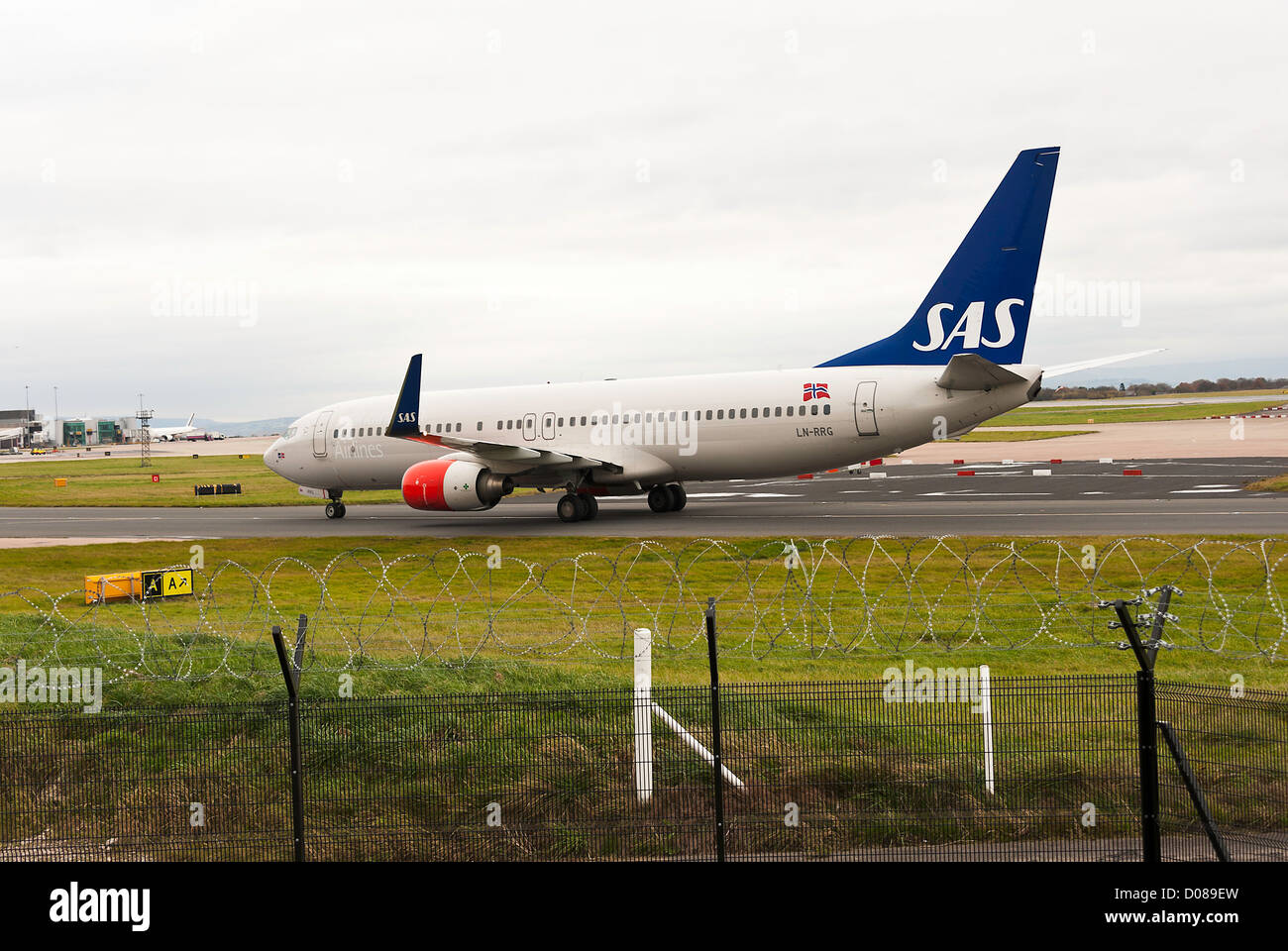 Scandinavian Airlines System SAS Boeing 737 Verkehrsflugzeug des Rollens bei internationalen Flughafen Manchester England Vereinigtes Königreich UK Stockfoto