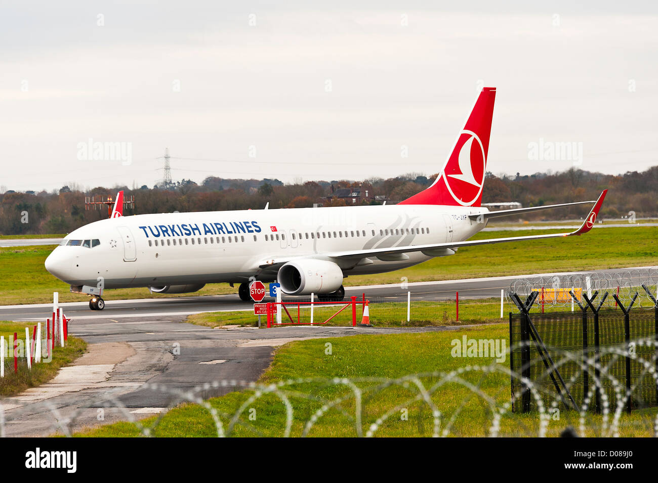 Turkish Airlines Boeing 737-9F2(ER) Airliner TC-JYF Rollen am internationalen Flughafen Manchester England Vereinigtes Königreich UK Stockfoto
