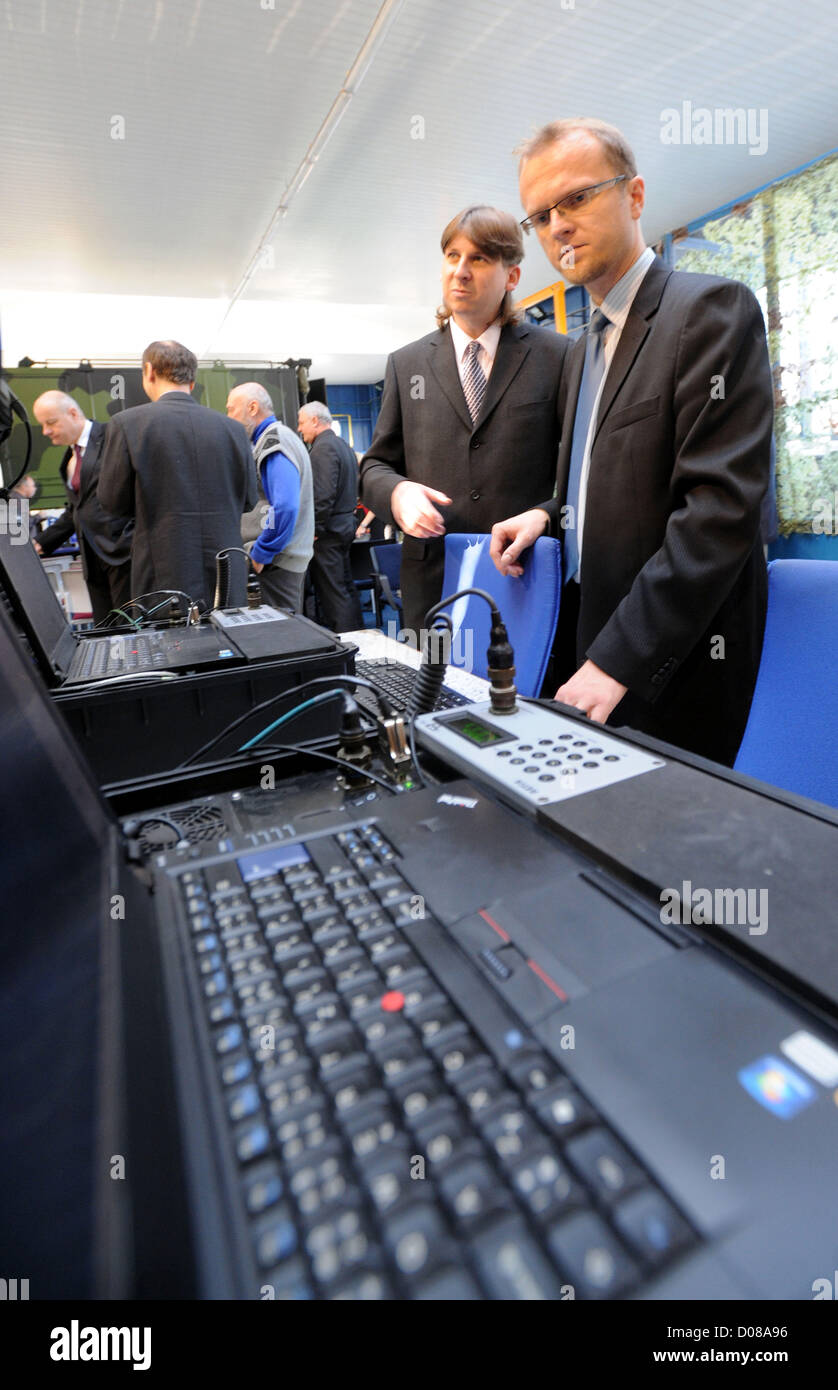 Gouverneur von Pardubice Region Martin Netolický wird bei seinem Besuch Retia Unternehmens in Pardubice, Tschechische Republik, 20. November 2012 gesehen. Retia Unternehmen offiziell die Zusammenarbeit mit der deutschen Firma Cassidian entwickelt und fertigt Subsysteme für NATO-Projekt namens Alliance Ground Surveillance (AGS). Das Projekt, das seit 15 Jahren anschickte, beinhaltet 15 Unternehmen aus 14 Ländern. Retia Unternehmen liefern Container mit Elektronik für das Projekt. (CTK Foto/Josef Vostarek) Stockfoto