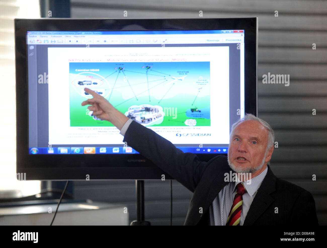 Gunter Heinrich von Cassidian Unternehmen spricht in Retia Unternehmen in Pardubice, Tschechische Republik, 20. November 2012. Retia Unternehmen offiziell die Zusammenarbeit mit der deutschen Firma Cassidian entwickelt und fertigt Subsysteme für NATO-Projekt namens Alliance Ground Surveillance (AGS). Das Projekt, das seit 15 Jahren anschickte, beinhaltet 15 Unternehmen aus 14 Ländern. Retia Unternehmen liefern Container mit Elektronik für das Projekt. (CTK Foto/Josef Vostarek) Stockfoto