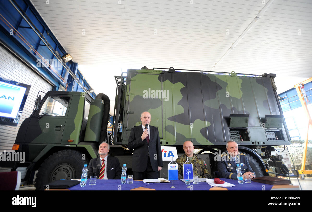 CEO von NATO-Projekt Alliance Ground Surveillance Petr Novak spricht in Retia Unternehmen in Pardubice, Tschechische Republik, 20. November 2012. Retia Unternehmen offiziell die Zusammenarbeit mit der deutschen Firma Cassidian entwickelt und fertigt Subsysteme für NATO-Projekt namens Alliance Ground Surveillance (AGS). Das Projekt, das seit 15 Jahren anschickte, beinhaltet 15 Unternehmen aus 14 Ländern. Retia Unternehmen liefern Container mit Elektronik für das Projekt. (CTK Foto/Josef Vostarek) Stockfoto