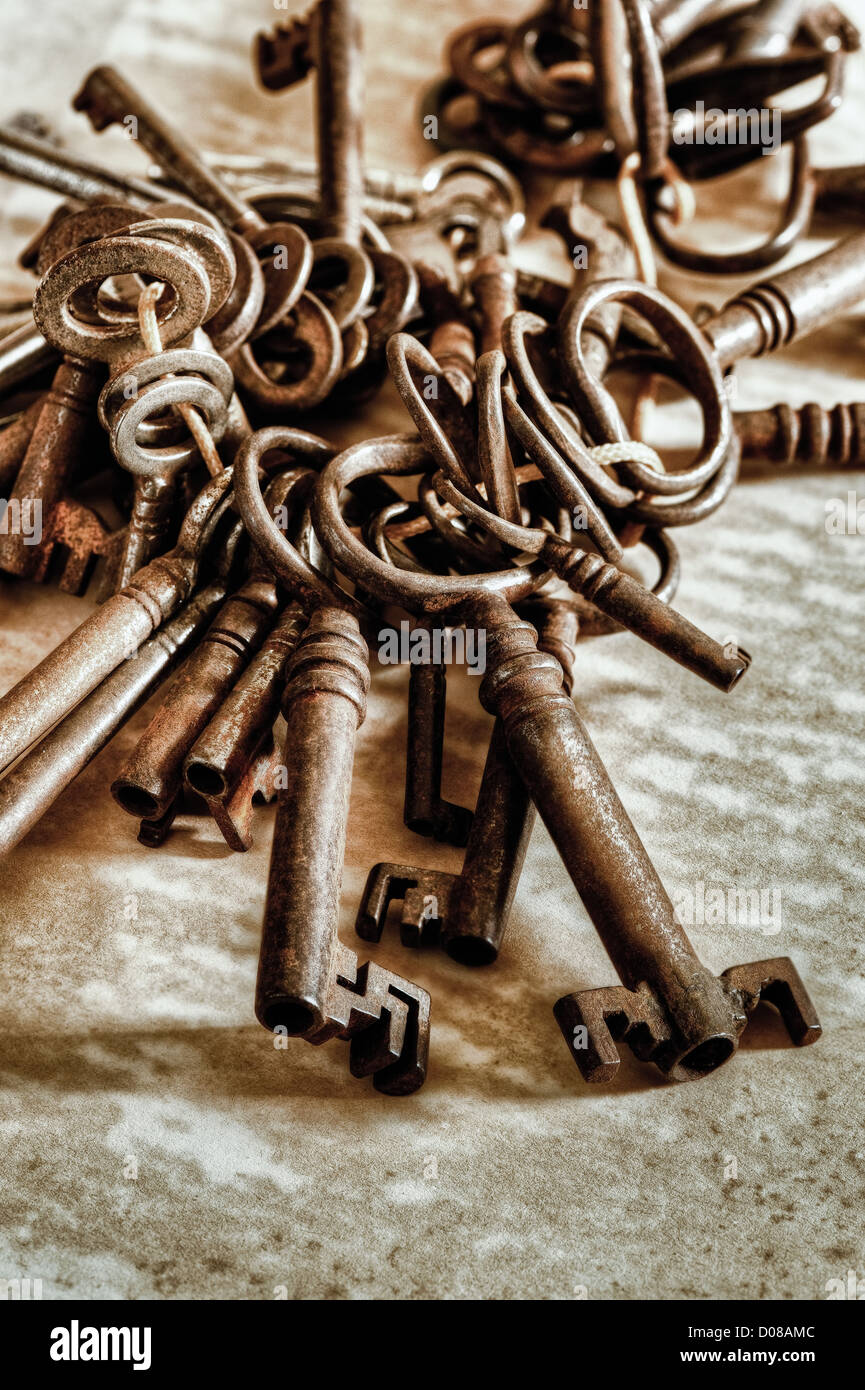 Sammlung von alten verwendet rostig und glänzenden Schlüssel Antik viktorianischen und edwardianischen drehen Mechanismus Sperre stockfleckig Pergament Stockfoto