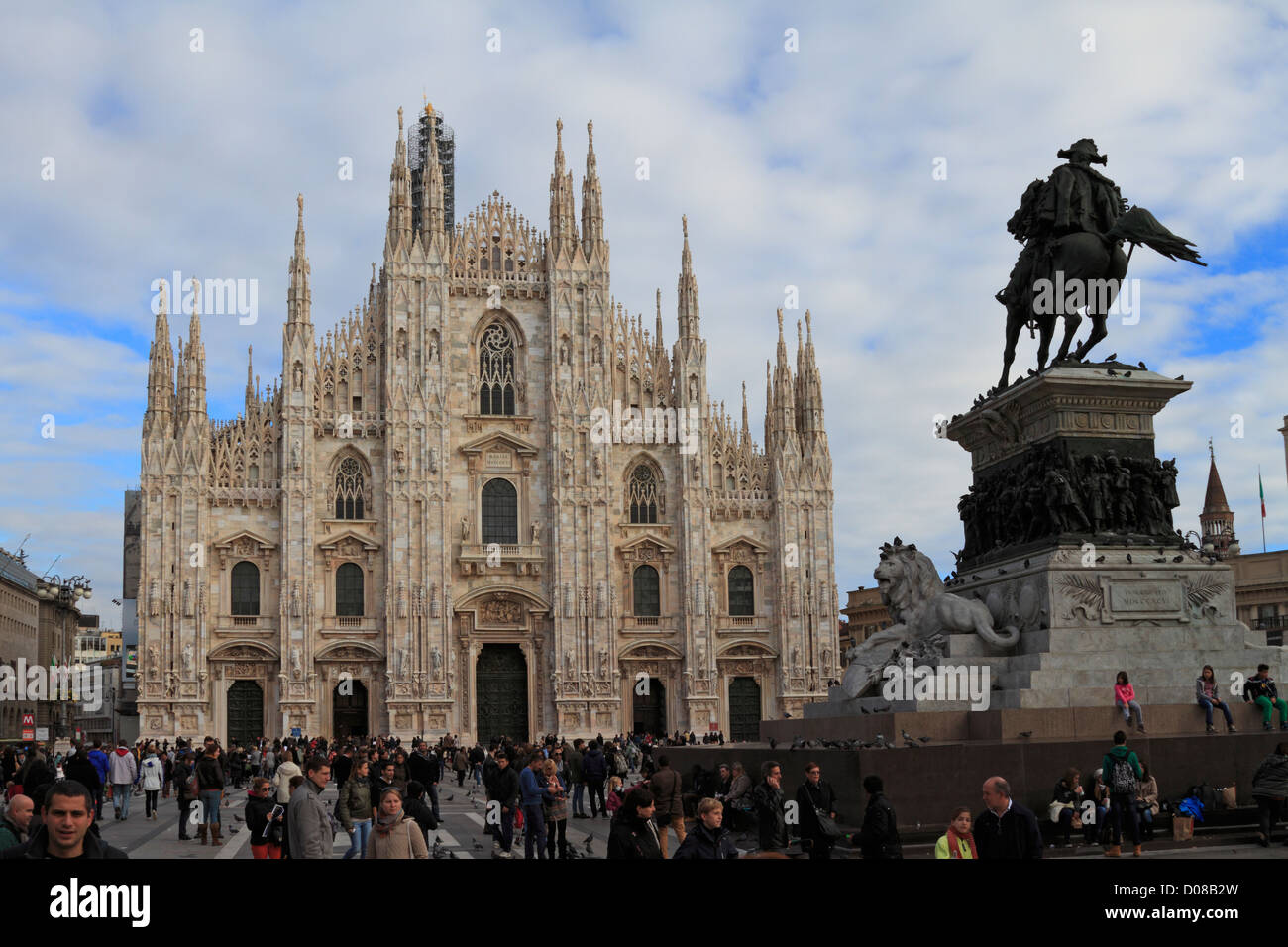 Der Dom und Vittorio Emanuele II Statue in Piazza Duomo, Mailand, Italien, Europa. Stockfoto