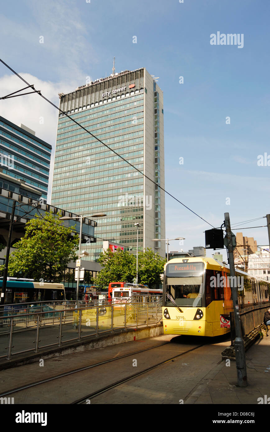 Straßenbahn in Piccadilly, Manchester, England. Stockfoto