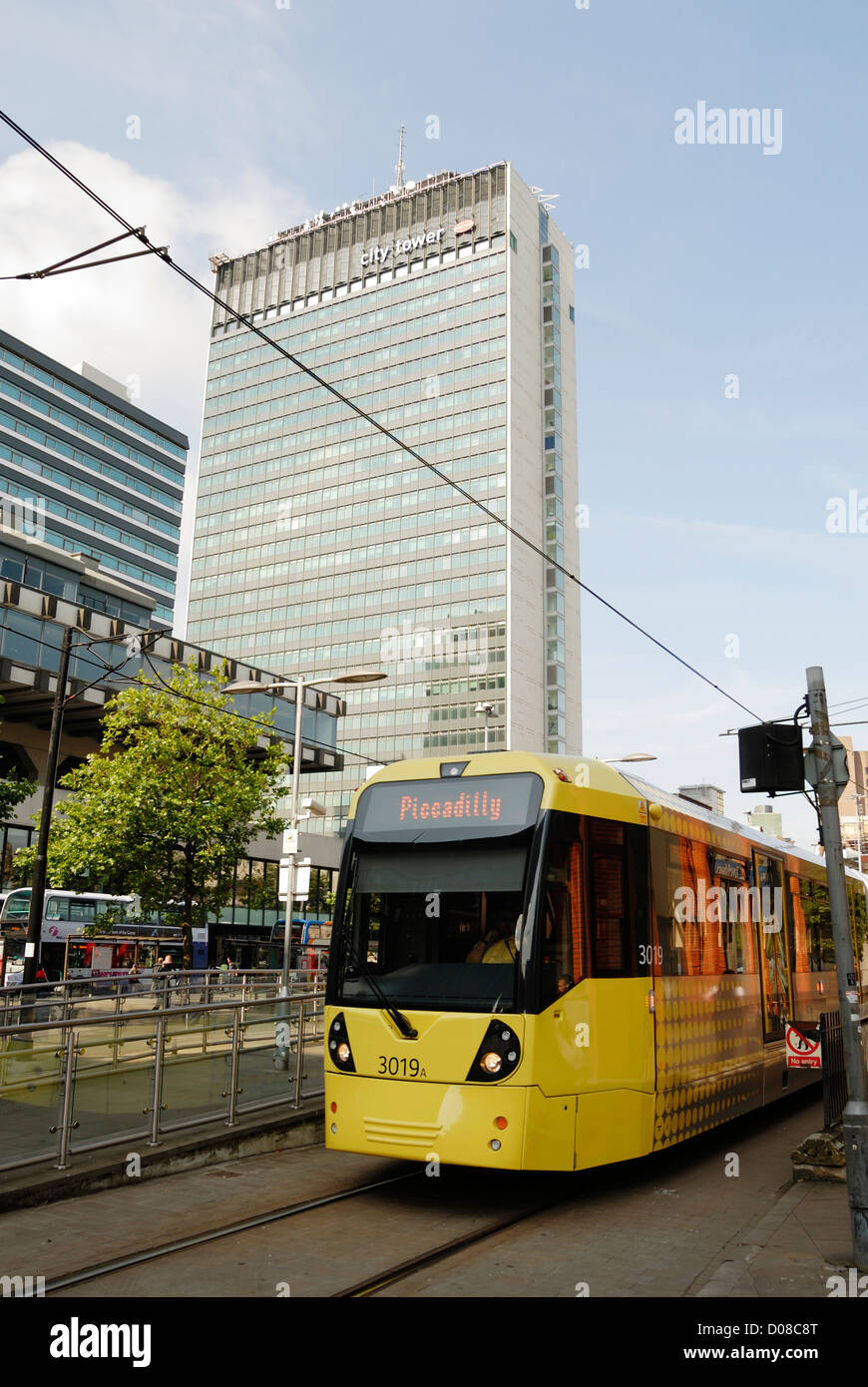 Straßenbahn in Piccadilly, Manchester, England. Stockfoto
