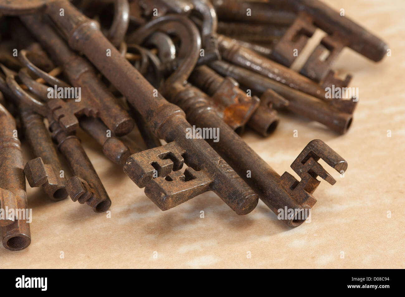 Sammlung von alten verwendet rostig und glänzenden Schlüssel Antik viktorianischen und edwardianischen drehen Mechanismus Sperre stockfleckig Pergament Stockfoto