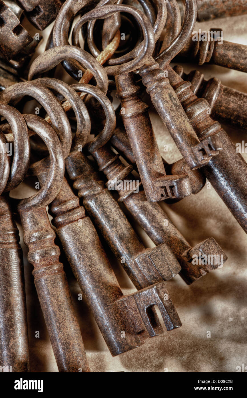 Sammlung von alten verwendet rostig und glänzenden Schlüssel Antik viktorianischen und edwardianischen drehen Mechanismus Sperre stockfleckig Pergament Stockfoto