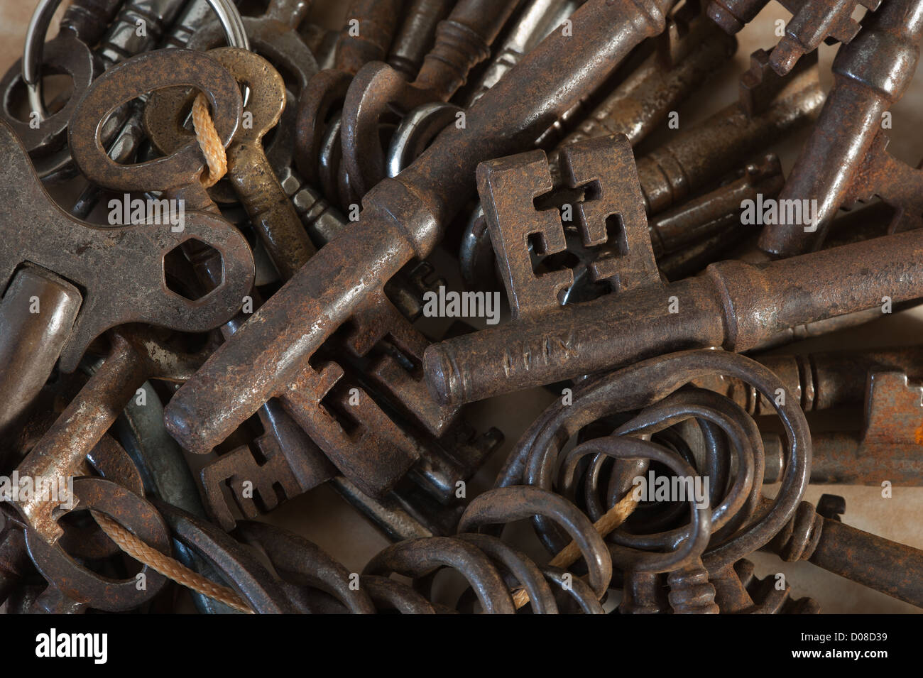 Sammlung von alten verwendet rostig und glänzenden Schlüssel Antik viktorianischen und edwardianischen drehen Mechanismus Sperre stockfleckig Pergament Stockfoto