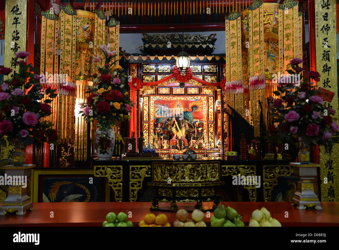 Chinesischer Tempel Interieur mit Obst-Angebote Stockfoto