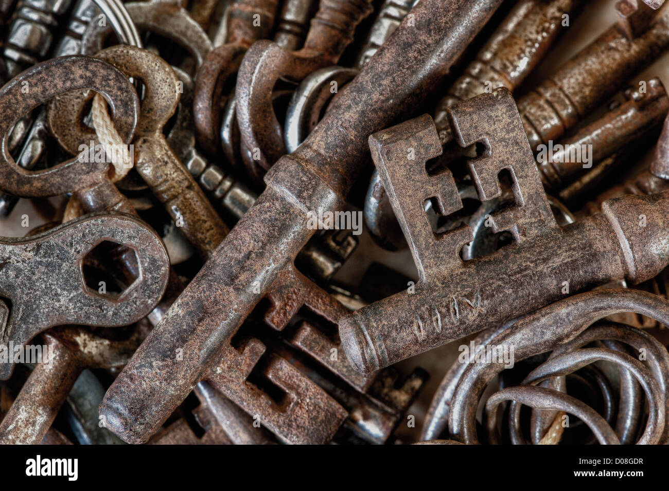 Sammlung von alten verwendet rostig und glänzenden Schlüssel Antik viktorianischen und edwardianischen drehen Mechanismus Sperre stockfleckig Pergament Stockfoto