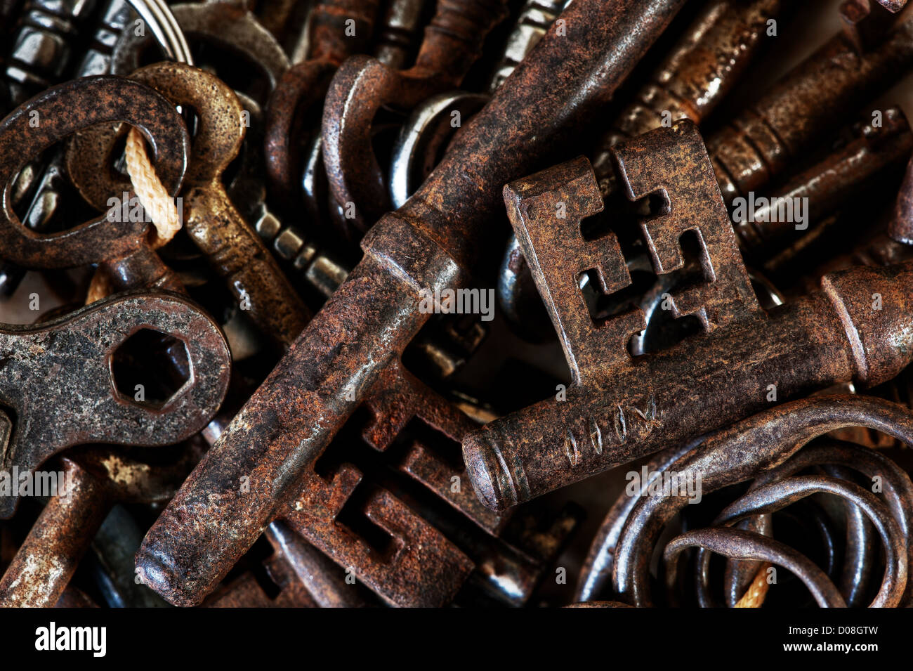Sammlung von alten verwendet rostig und glänzenden Schlüssel Antik viktorianischen und edwardianischen drehen Mechanismus Sperre stockfleckig Pergament Stockfoto