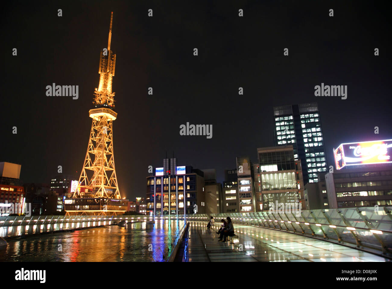 Japan, Nagoya Fernsehturm am Hisaya-Odori Park bei Nacht Wasser Dachgarten im Vordergrund Stockfoto