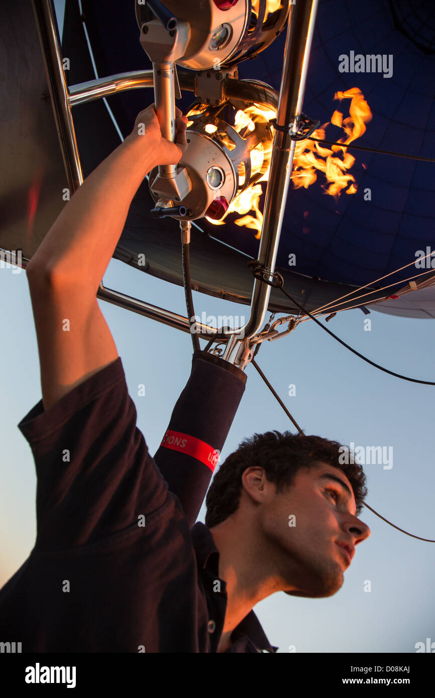 FLUG PILOT WÄHREND DAS LICHT DES GASES DIE LUFT IN DER HEIßLUFT-BALLON EURE TAL EURE-ET-LOIR (28) FRANKREICH Stockfoto