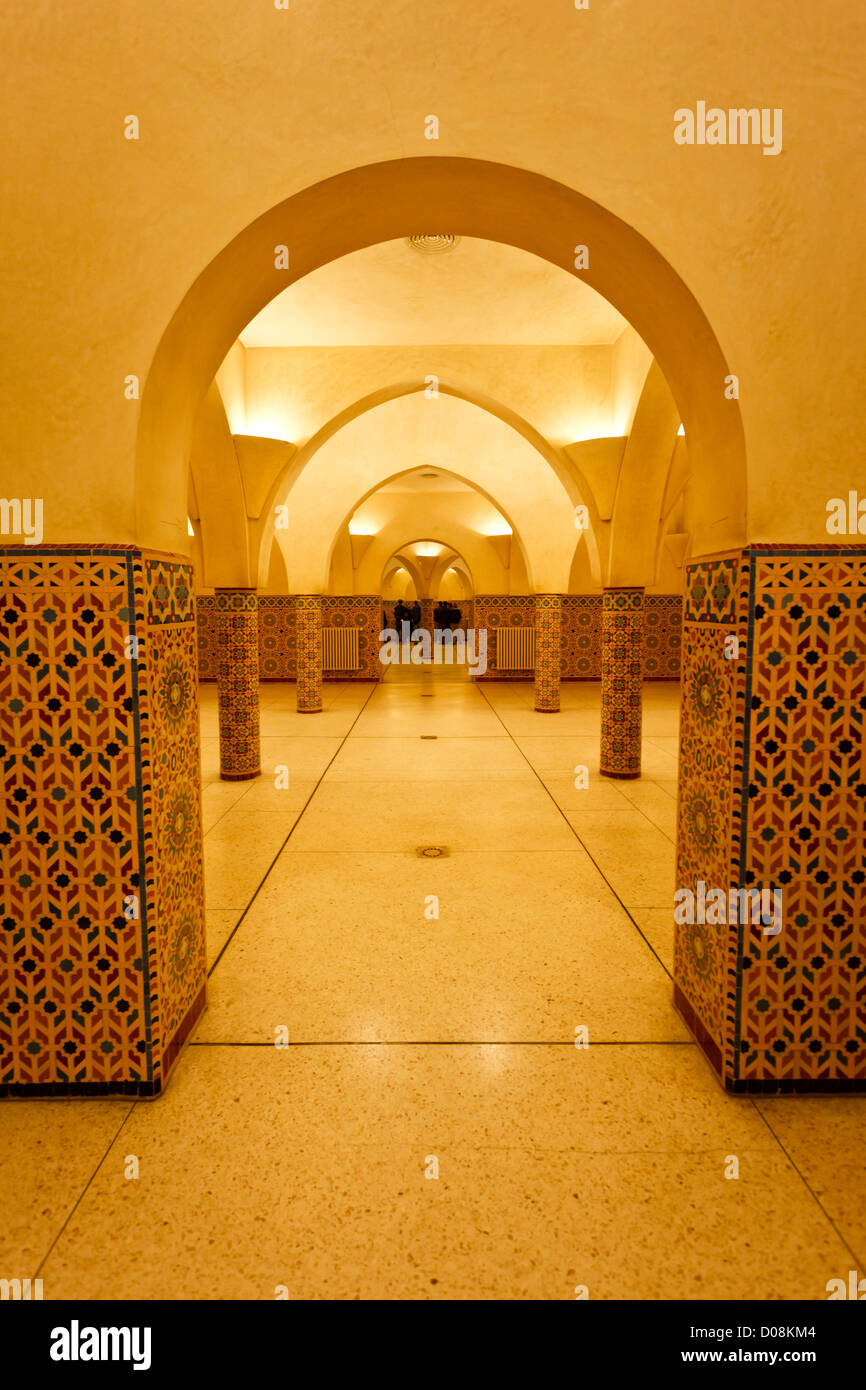 Innenraum Bögen und Mosaik Fliesen Designs von Hamam türkisches Bad in der Moschee Hassan II in Casablanca, Marokko. Stockfoto