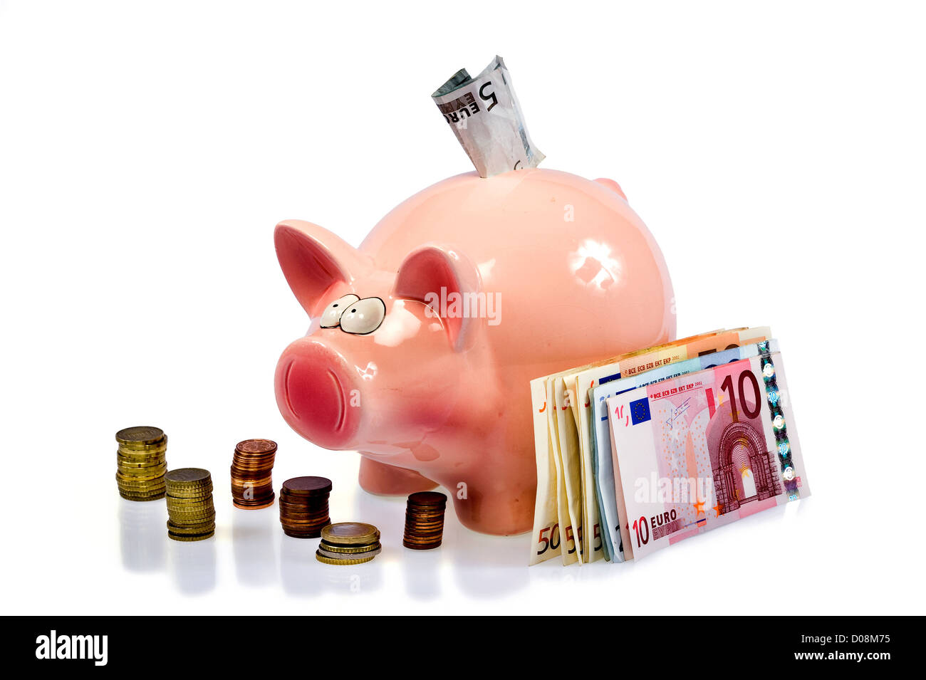 Eine rettende Schwein steht zwischen den Euro-Banknoten und-Münzen Stockfoto
