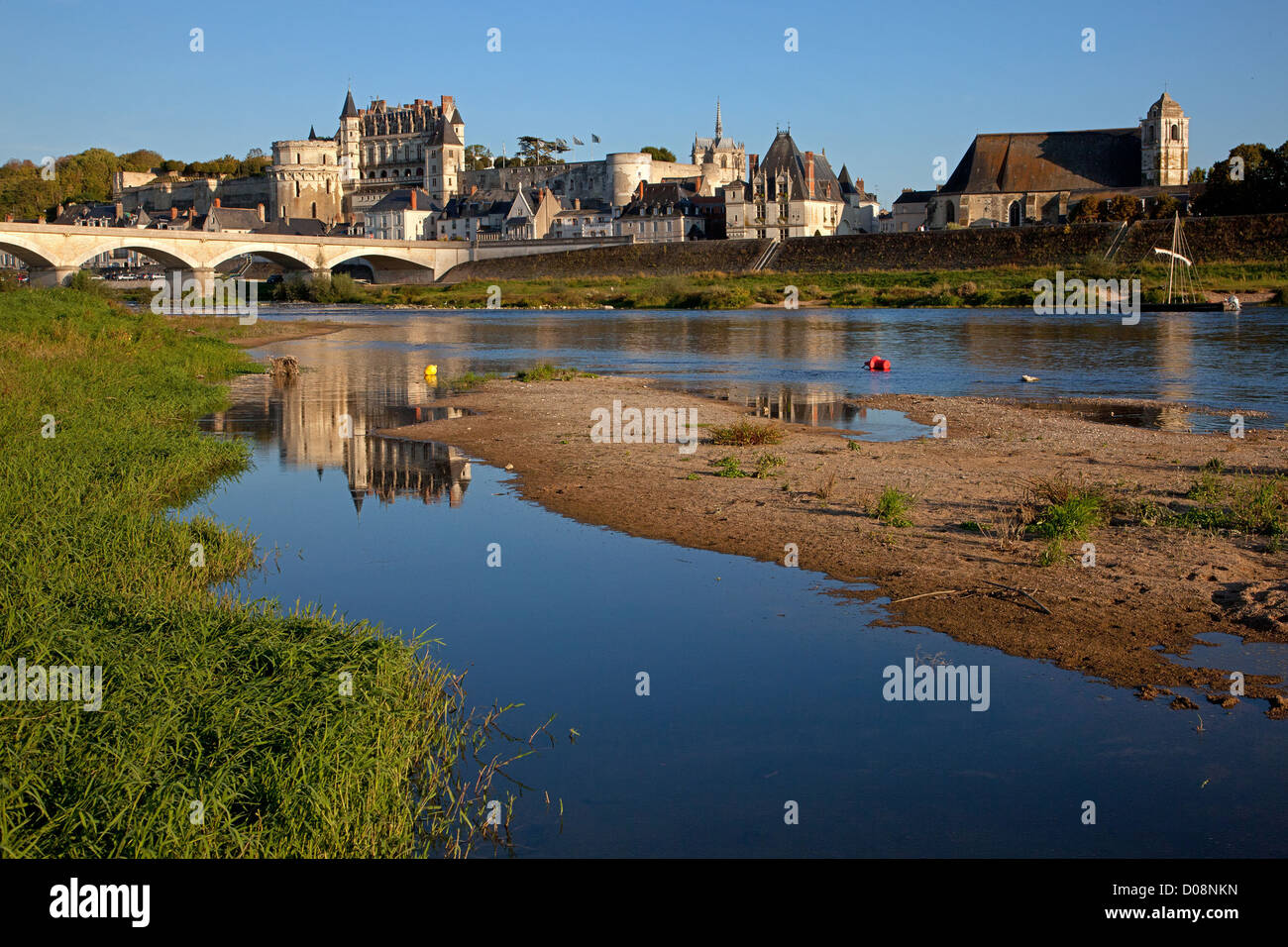 DIE BANKEN-LOIRE GESEHEN VON LA CROIX SAINT-JEAN INSEL BLICK SAINT FLORENTIN KIRCHE KÖNIGLICHEN SCHLOSS STADT AMBOISE INDRE-ET-LOIRE (37) Stockfoto