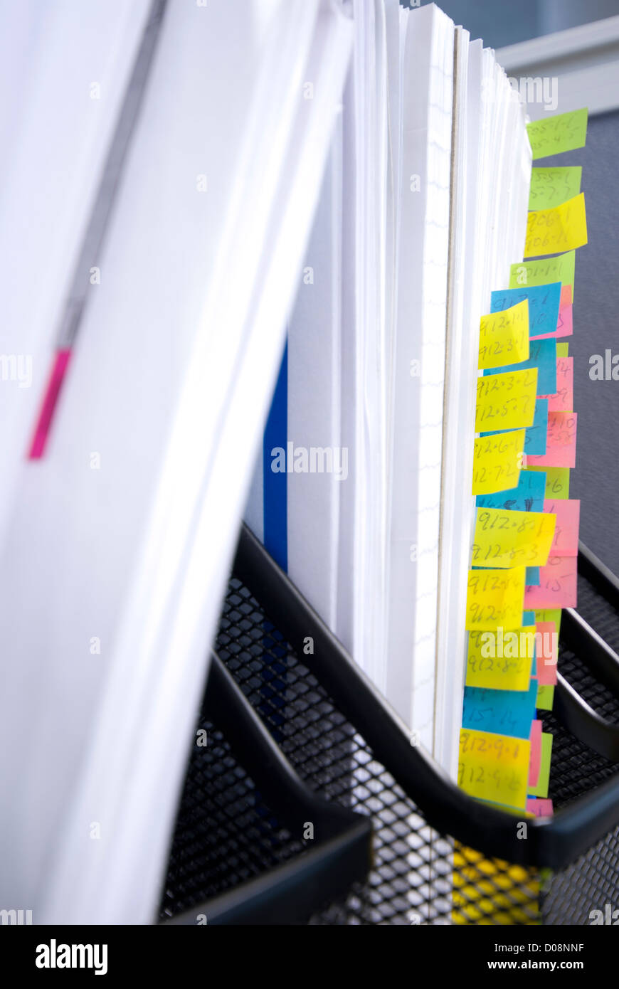 Office-Dateien mit Multi Farben organisiert post-it Notes in Metall Dokumentenmappen Stockfoto