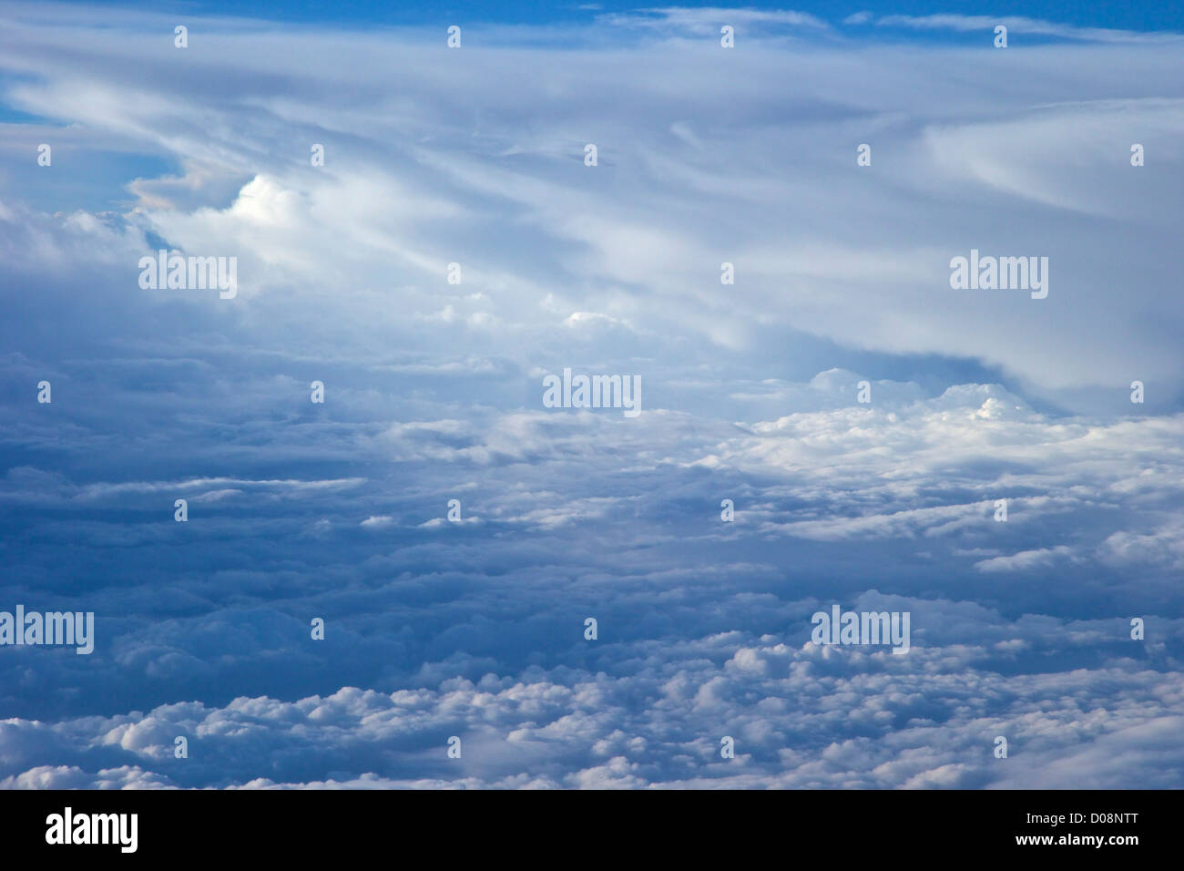 Luftaufnahme von Wolken von Passagier-Jet bei 30.000 Fuß Stockfoto