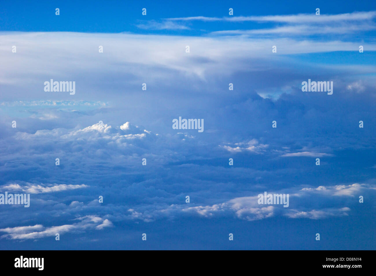 Luftaufnahme von Wolken von Passagier-Jet bei 30.000 Fuß Stockfoto