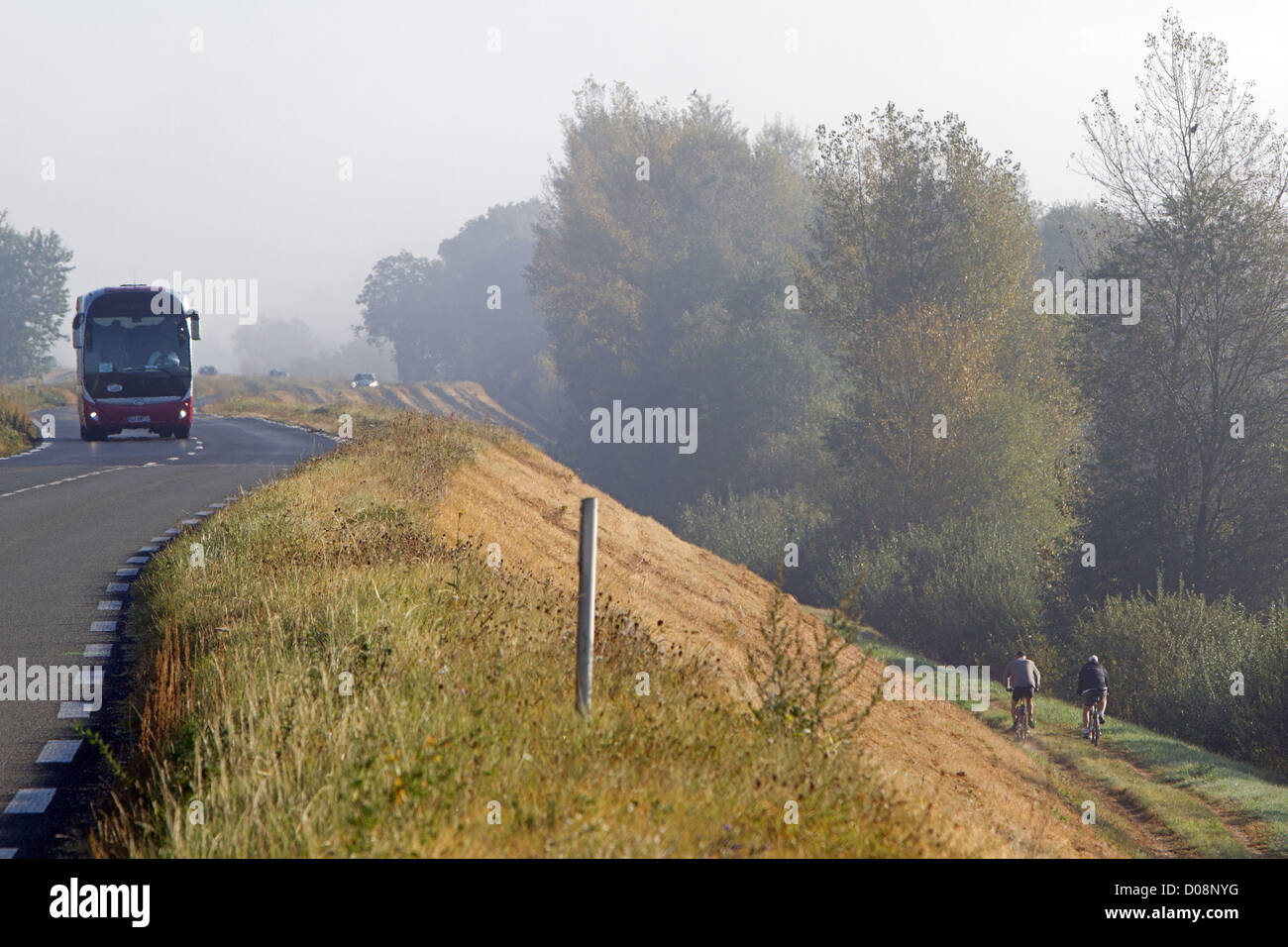 RADFAHREN AM DEICH DES FLUSSES LOIRE IN DEN FRÜHEN MORGENSTUNDEN AMBOISE INDRE-ET-LOIRE (37) FRANKREICH Stockfoto