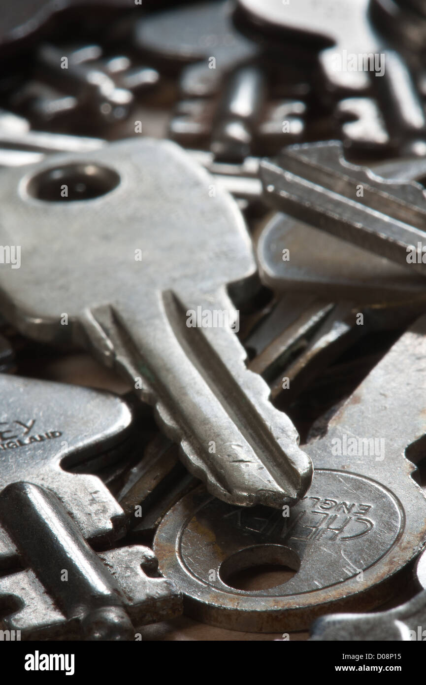 Sammlung von alten verwendet rostig und glänzenden Schlüssel Antik viktorianischen und edwardianischen drehen Mechanismus Sperre stockfleckig Pergament Stockfoto