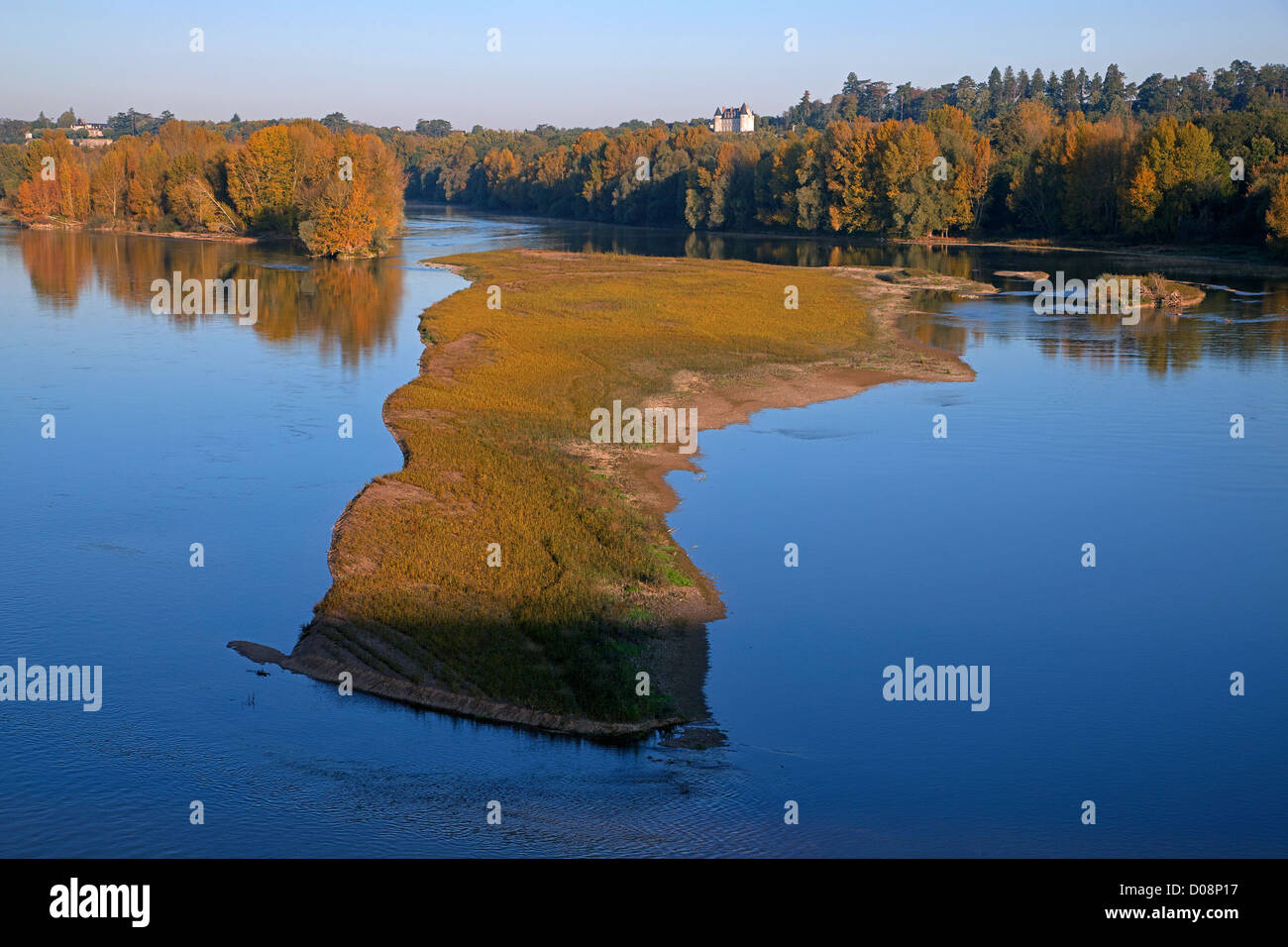 DAS CHATEAU DE MONCONTOUR AUF DEM TUFFACEAOUS HÜGEL VON VOUVRAY MIT