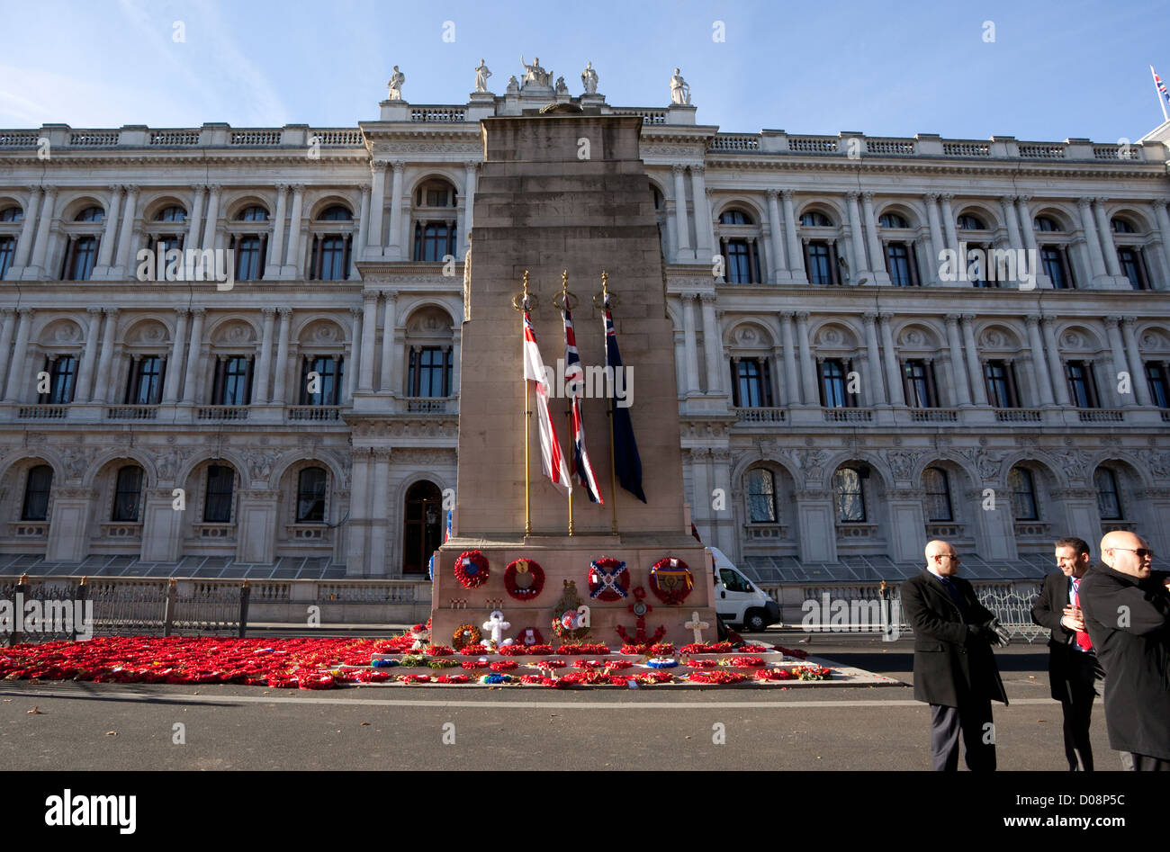 Der Kenotaph, Whitehall, London - mit Kränzen am Gedenktag gelegt Stockfoto