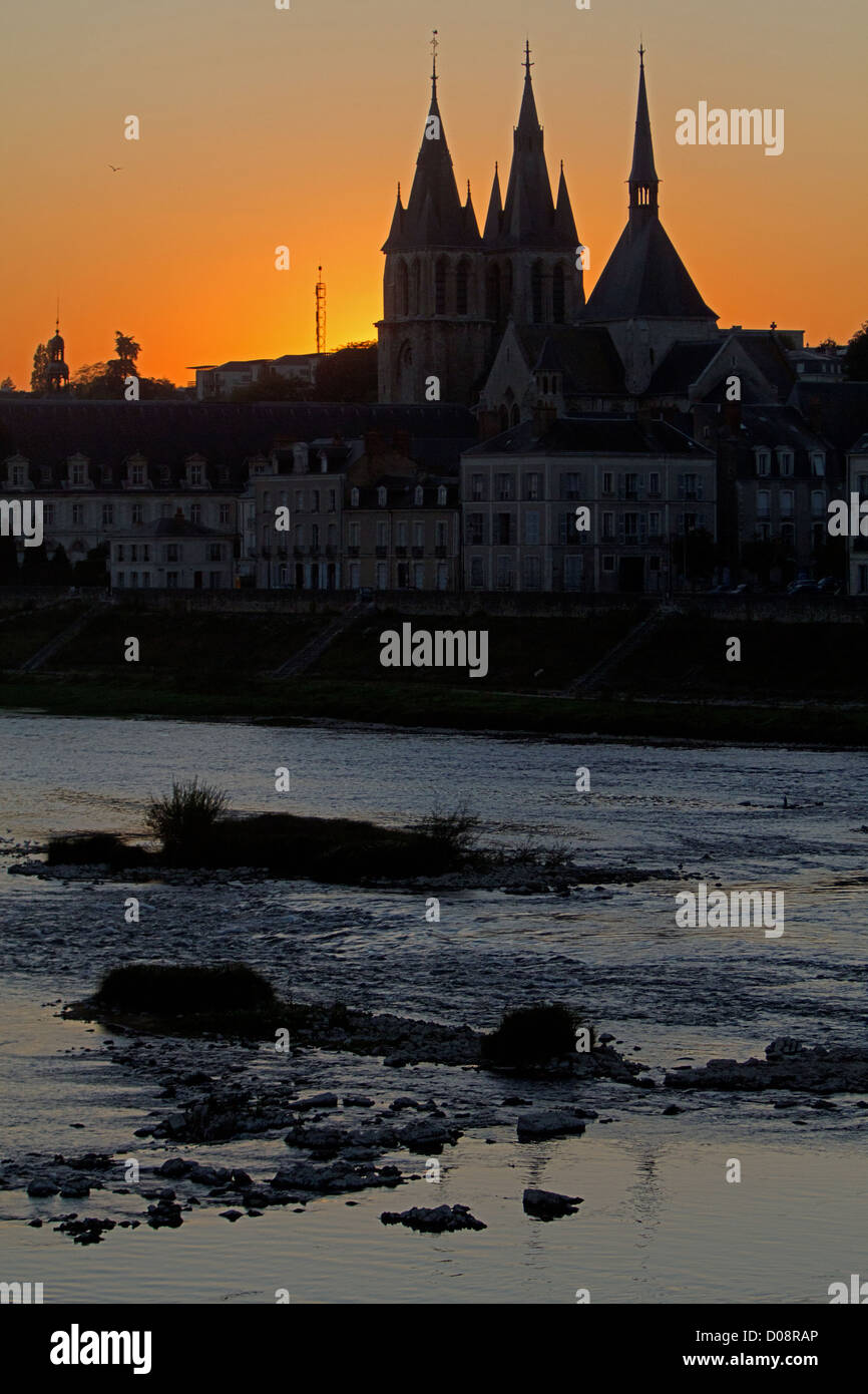 GLOCKENTÜRME DER SAINT-NICOLAS-KIRCHE VOR DER LOIRE BEI SONNENUNTERGANG BLOIS LOIR-ET-CHER (41) FRANCE Stockfoto