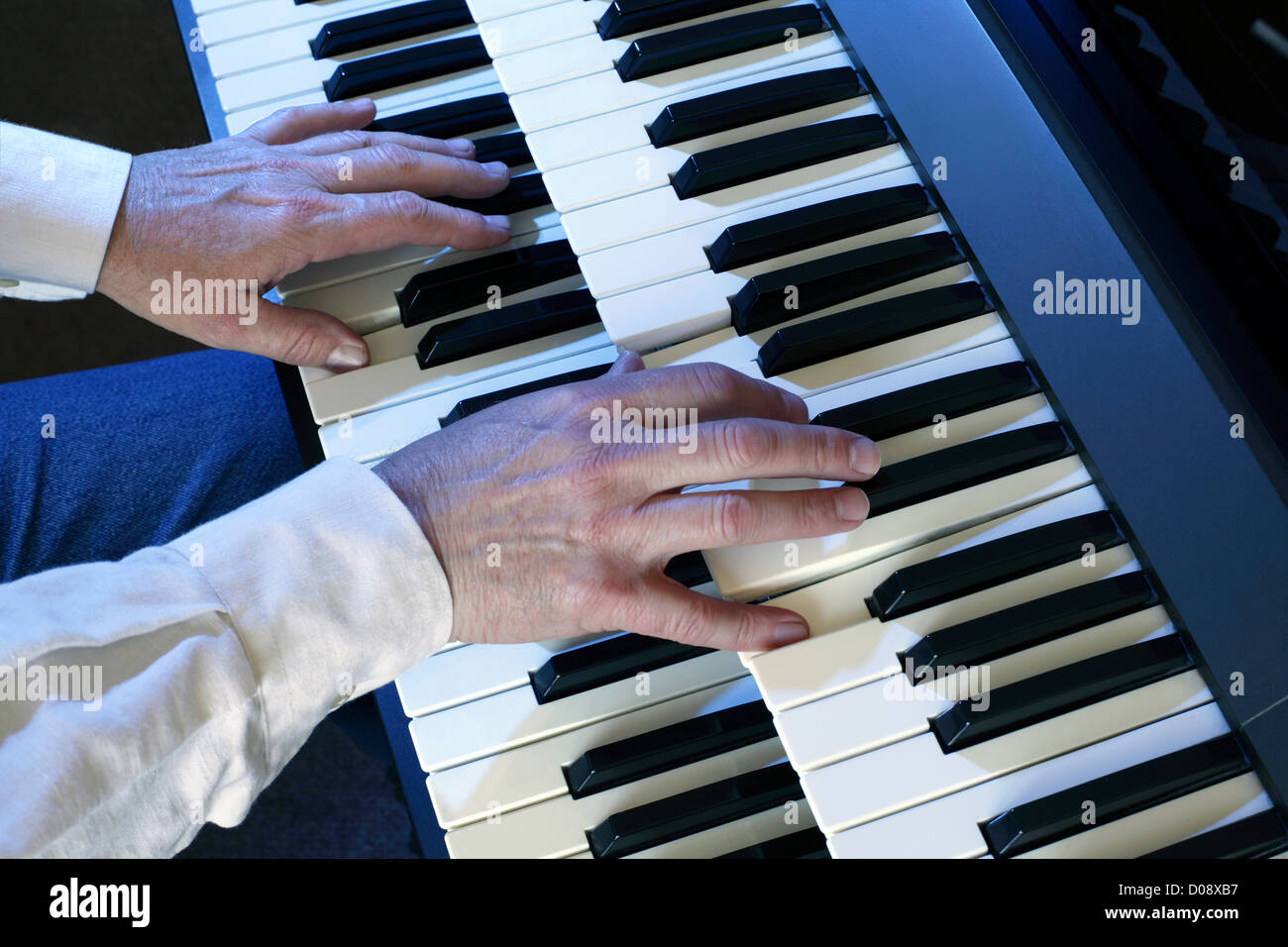 Ein zwei manuelle elektrische Orgel zu spielen. Stockfoto