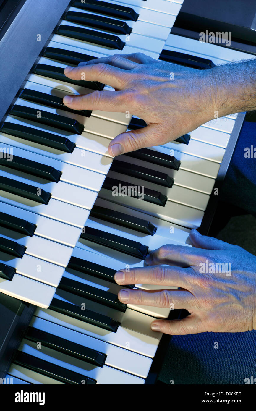Ein zwei manuelle elektrische Orgel zu spielen. Stockfoto
