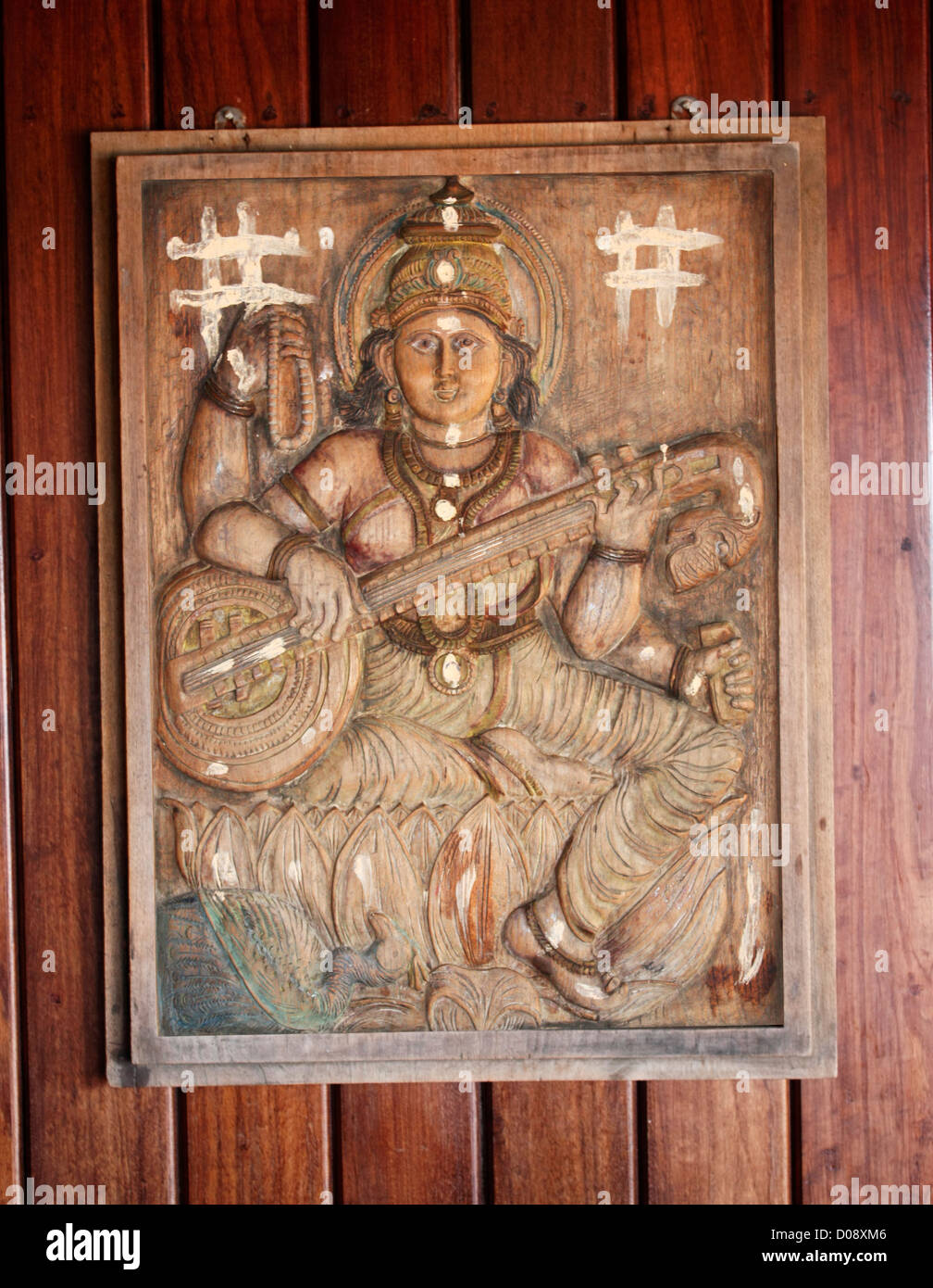 Design auf einer Holzwand - Devi Saraswathy mit Vina Stockfoto