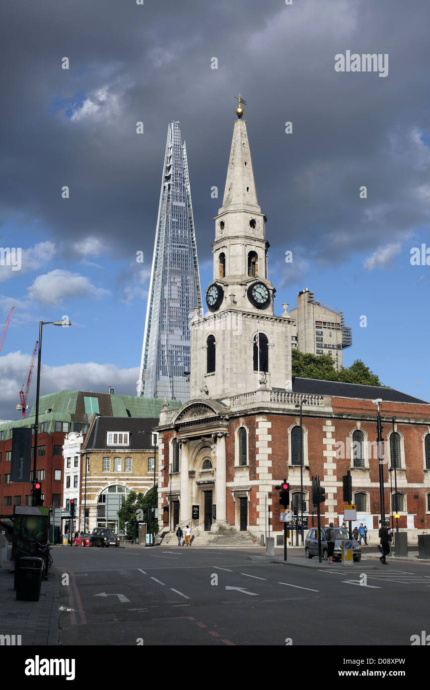 Die Scherbe ragt hinter der Kirche von Str. George der Märtyrer, Borough High Street, London SE1. Stockfoto