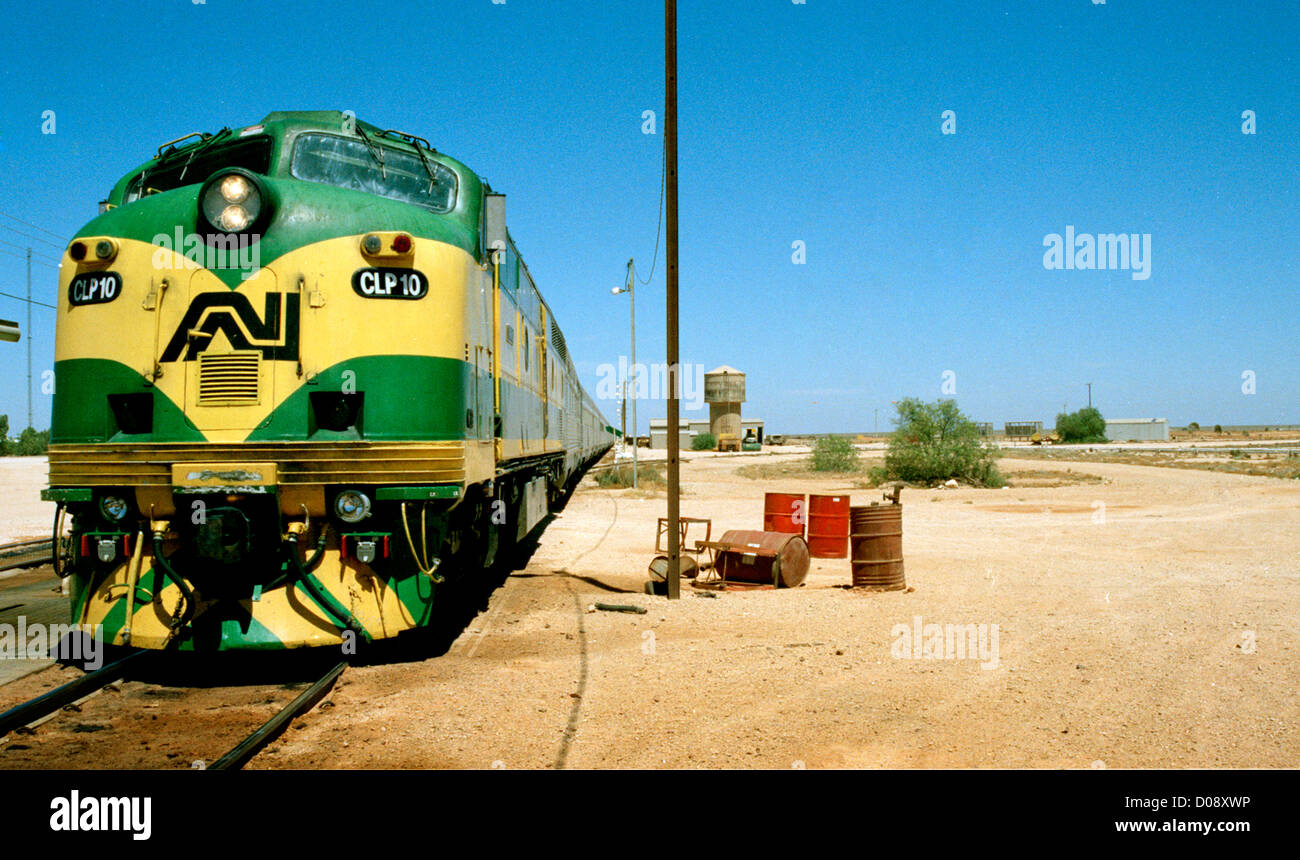 ein Indian Pacific Zug hält im australischen Outback, Koch, Südaustralien, Vorräte für die abgelegenen Stadt absetzen Stockfoto