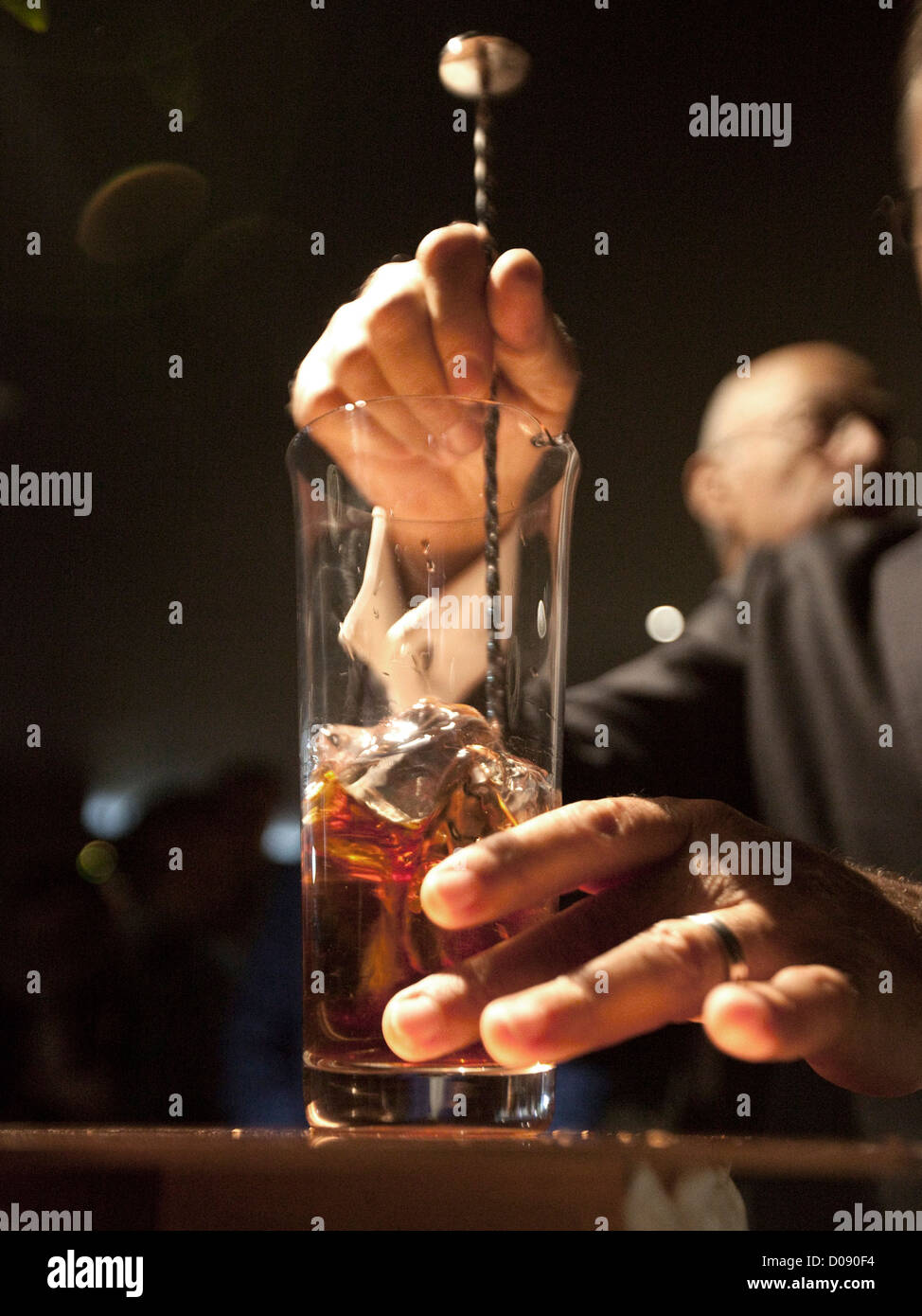 Salvatore Calabrese Vorbereitung einen Cocktail heute zum Preis von 5.500 EUR bei Salvatore Bar, 14 Old Park Lane, London (10.11.2012). Stockfoto