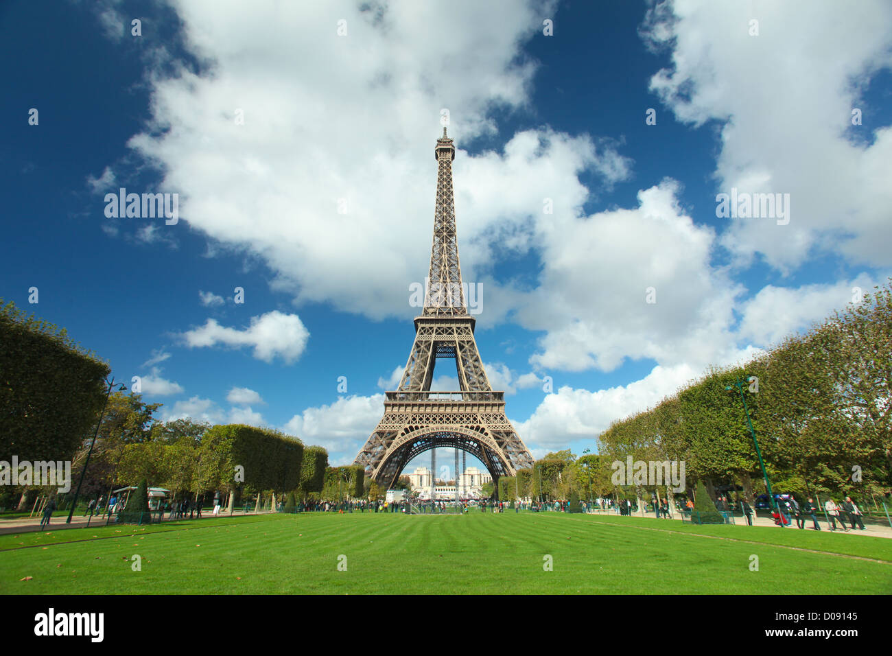PARIS - OKTOBER 12. Touristen auf dem Eiffelturm am 12. Oktober 2012 in Paris, Frankreich. Der Eiffelturm wird Millionen von Besucher Stockfoto