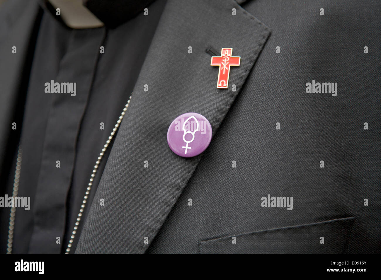 20. November 2012. London UK. Der Church Of England Dachverband Synode wird später darüber, ob Frauen Bischöfe erlauben heute abstimmen. Abzeichen getragen von einem geistlichen Vertreter der Gesellschaft von katholischen Priestern und Frauen in der Kirche Stockfoto