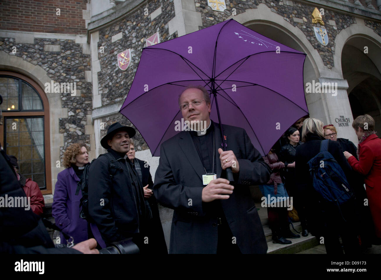 20. November 2012. London UK. Reverend Stephen France steht vor Kirche Haus in London. Der Church Of England Dachverband Synode wird später heute über ob Frauen Bischöfe dürfen abstimmen. Stockfoto