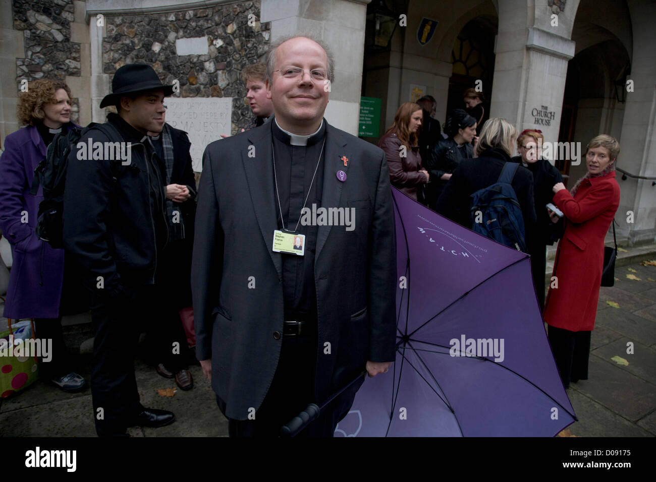 20. November 2012. London UK. Reverend Stephen France steht vor Kirche Haus in London. Der Church Of England Dachverband Synode wird später heute über ob Frauen Bischöfe dürfen abstimmen. Stockfoto