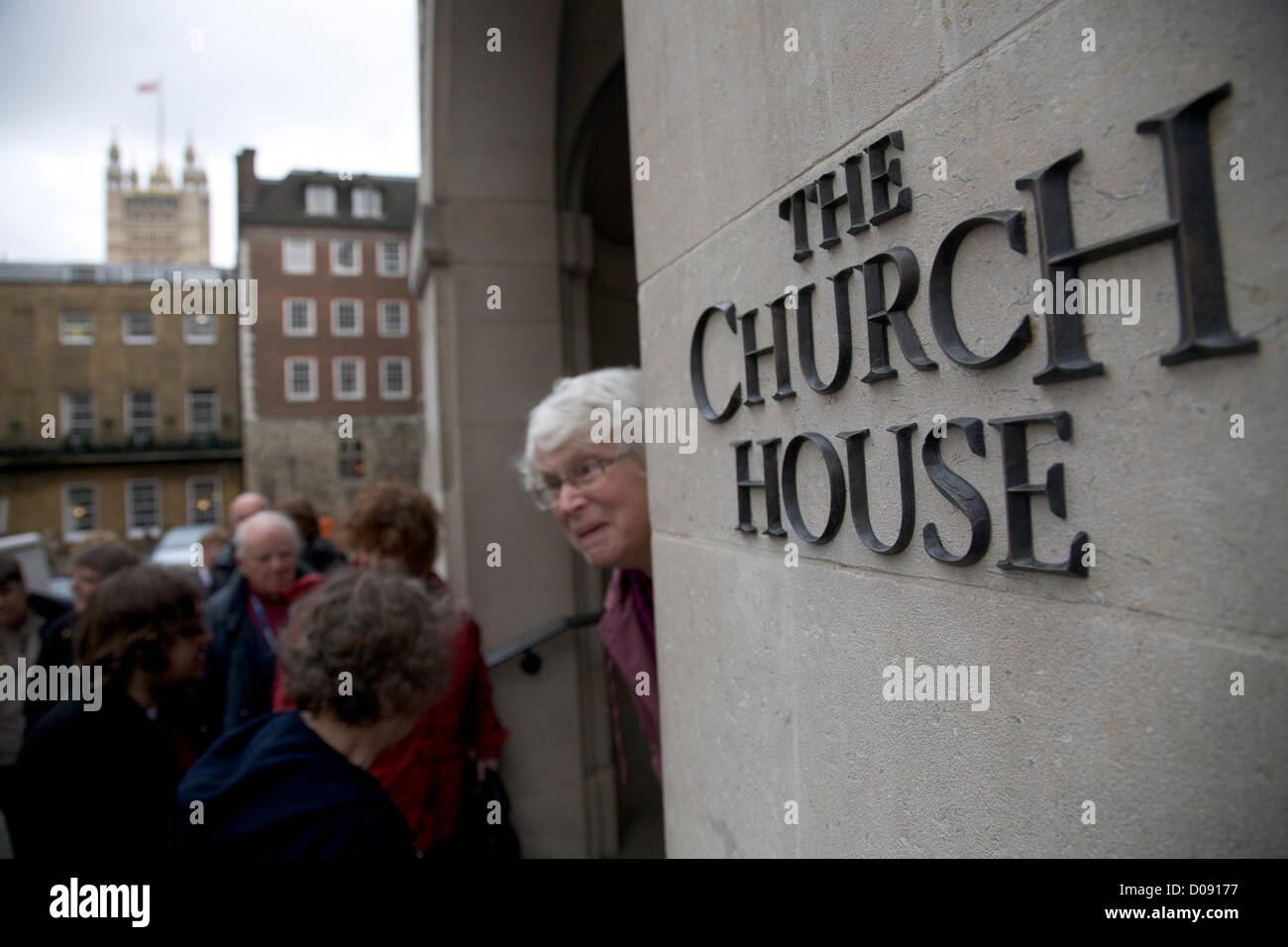 20. November 2012. London UK. Klerus betreten Kirche Haus nach der Mittagspause für die nachmittags-Session. Der Church Of England Dachverband Synode wird später heute über ob Frauen Bischöfe dürfen abstimmen. Stockfoto