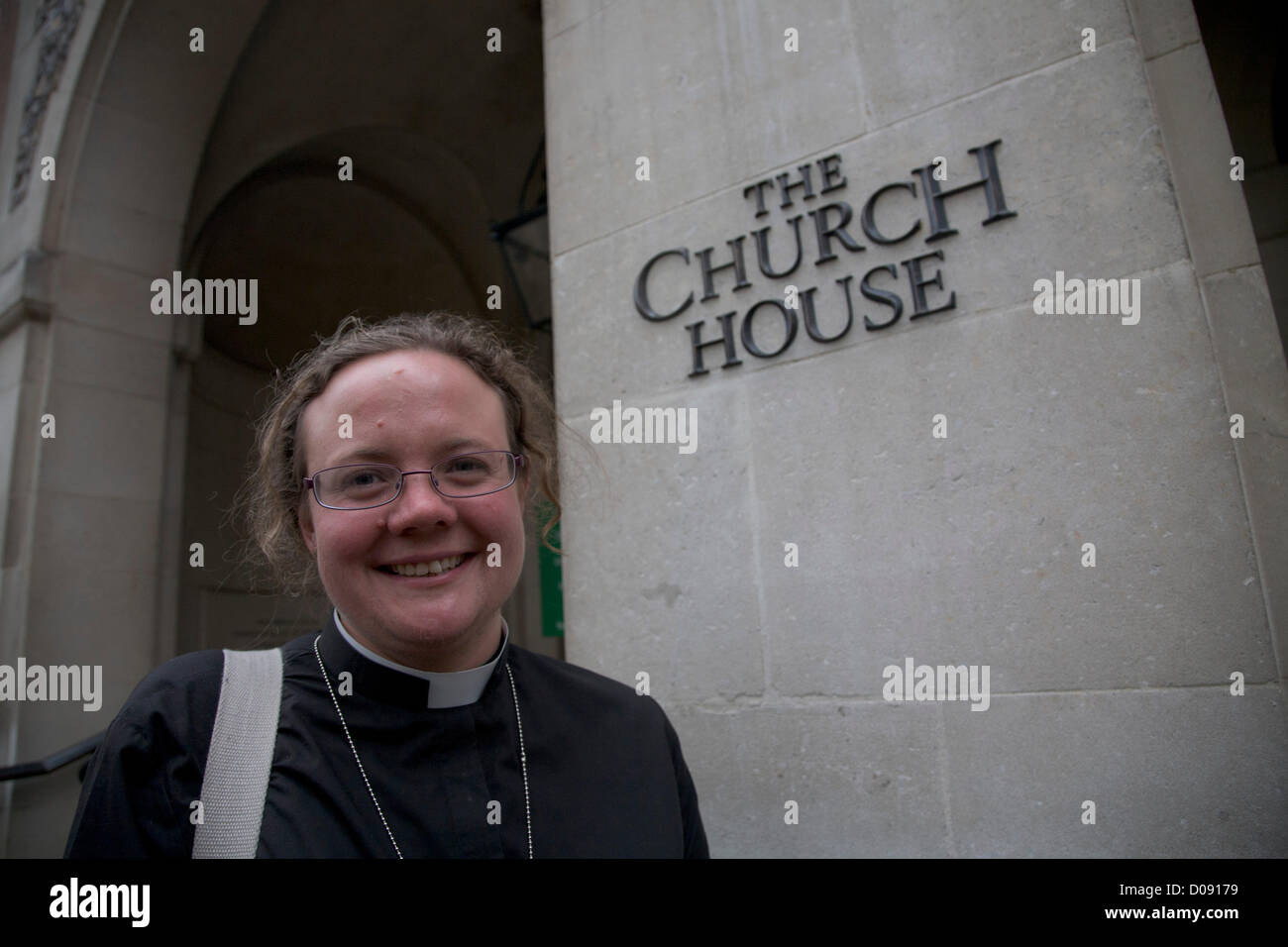 20. November 2012. London UK. Reverend Hannah Cleugh steht vor Kirche Haus in London. Der Church Of England Dachverband Synode wird später heute über ob Frauen Bischöfe dürfen abstimmen. Stockfoto